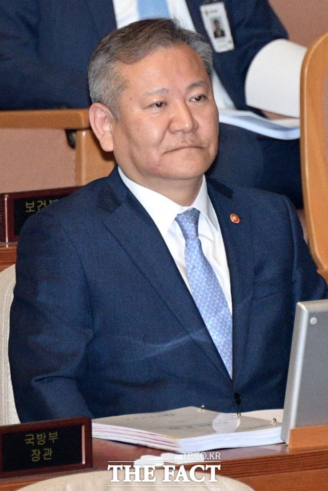 이상민 행정안전부 장관은 지난 6일 국회에서 열린 본회의 정치·외교·통일·안보 분야 대정부 질문에 출석해 자신의 탄핵소추안 보고를 들었다. /남윤호 기