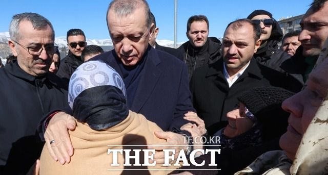 레제프 타이이프 에르도안 튀르키예 대통령이 8일 강진 이재민들을 수용하기 위해 임시로 마련된 카라만마라스의 '텐트촌'을 찾아 피해 주민들을 위로하고있다. /아나돌루통신