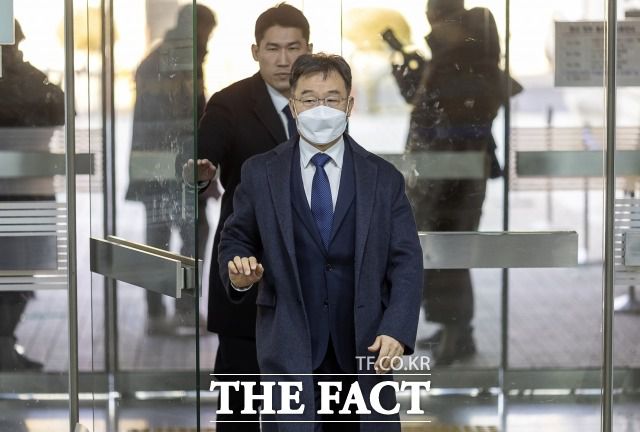 뇌물공여 혐의로 기소된 화천대유자산관리 김만배 씨가 8일 오후 서울 서초구 서울중앙지방법원에서 열린 1심 선고 공판에 출석하고 있다. /남용희 기자