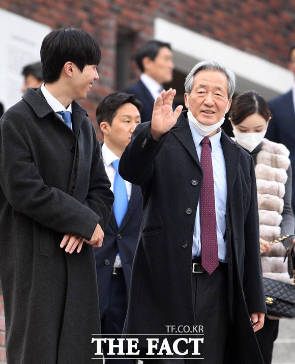정몽준 아산재단 이사장이 11일 오후 서울 중구 정동제일교회에서 열린 정몽규 HDC그룹 회장의 장남 정준선 한국과학기술원(KAIST) 교수의 결혼식에 참석한 뒤 취재진을 향해 손을 흔들고 있다. /이새롬 기자