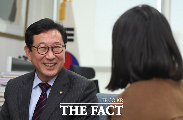 김 의원이 질의에 답하며 웃고 있다.