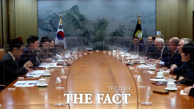 김 의원은 에너지 요금 문제를 해결하기 위해선 수입 의존도가 높은 화석 연료를 줄이고 재생에너지를 확대하는 방향으로 나아가야 한다고 강조했다. 2022년 11월 22일 국회 접견실에서 아이너 옌센 주한 덴마크 대사와 풍력발전 기업 VESTAS사 CEO 일행과 면담하고 있는 김 의원. /김 의원 페이스북 갈무리