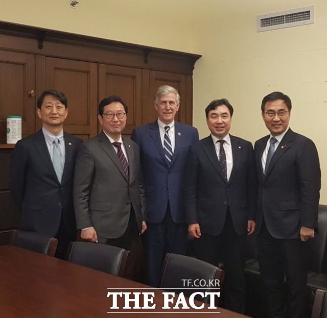 김 의원은 최근 국내 반도체 대기업들의 영업 실적 감소는 우려할 정도는 아니라면서도, 새로운 산업 전략을 짜야 한다고 강조했다. 지난 2022년 12월 IRA(인플레감축법) 관련 방미해 미 의회 상·하원 의원 면담, 전문가 등을 만난 김 의원. /김 의원 페이스북 갈무리.