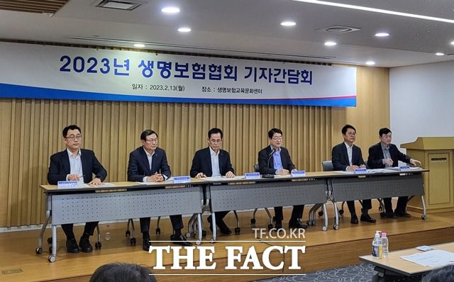 정희수 회장(왼쪽에서 네 번째)을 비롯해 생명보험협회 임원진들이 질의응답에 답을 하고 있다. /정소양 기자