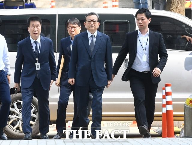 뇌물수수·성범죄 의혹을 받는 김학의 전 법무부 차관이 2019년 5월 16일 오전 서울 서초구 서울중앙지방법원에서 열린 구속 전 피의자 심문(영장실질심사)을 받기 위해 법정으로 향하고 있다. /이동률 기자