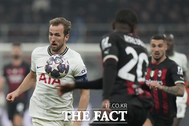 AC밀란전에서 공을 다투고 있는 해리 케인(왼쪽)./밀라노=AP뉴시스