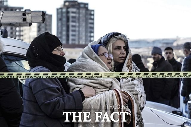 튀르키예 가지안테프에서 생존자 수색을 간절한 표정으로 지켜보고 있는 주민들. /가지안테프=AP.뉴시스