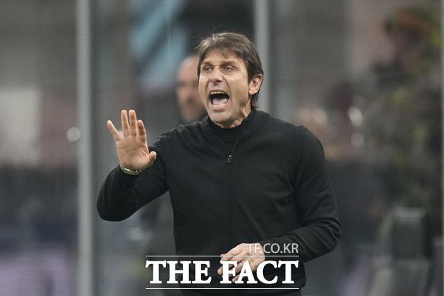 담낭 수술을 받고 복귀한 토트넘의 안토니오 콘테 감독이 AC밀란전에서 선수들을 독려하고 있다./밀라노=AP.뉴시스