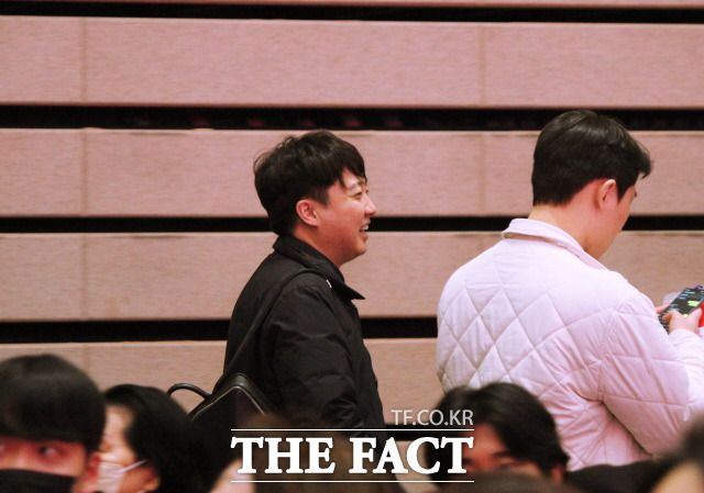 연설회 시작 20여 분 전에 자신이 지원하는 '천아동인' 후보들을 응원하기 위해 연설회장에 조용히 들어서고 있는 이준석 전 대표./광주=나윤상 기자