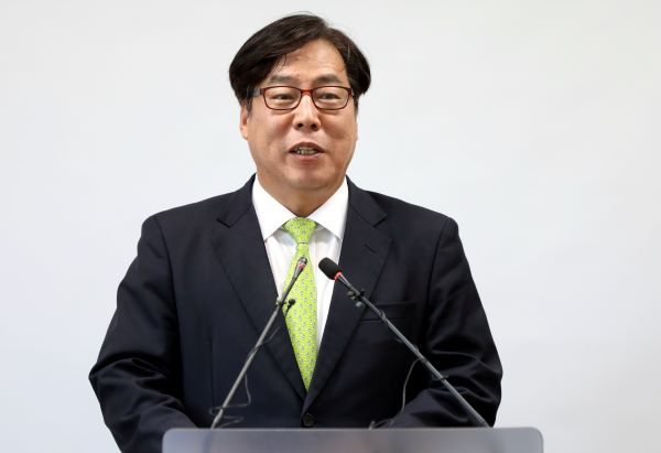 법원은 수사 외압 혐의를 받은 이성윤 전 서울고검장에게 무죄를 선고하며 오히려 윤대진(사진) 당시 법무부 검찰국장의 전화가 수사 중단에 결정적인 영향을 미쳤다고 지적했다. /뉴시스