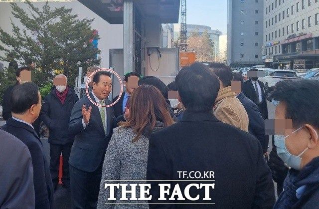 이영수 새미준 회장이 지난달 김기현 국민의힘 당대표 후보 캠프 개소식에 참석한 모습. 당시 여권에서는 이 회장의 행보를 두고 '당심 지원 사격'이라는 해석을 내놨다. /김정수 기자