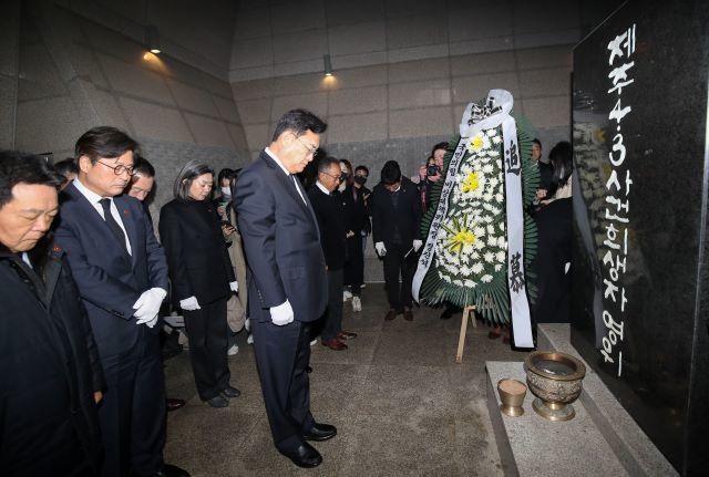정진석 국민의힘 비상대책위원장이 13일 오전 제주시 봉개동 4·3 평화공원을 찾아 참배했다. 국민의힘 지도부가 공식 일정으로 평화공원을 참배한 것은 이번이 처음이다. /뉴시스