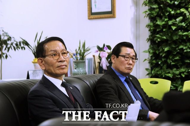 황일봉 회장과 정성국 회장이 기자들의 질문을 받고 있다. / 광주 = 나윤상