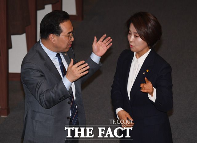 박홍근 더불어민주당 원내대표(왼쪽)와 이은주 정의당 원내대표가 24일 서울 여의도 국회 본회의장에서 열린 본회의에서 대화하고 있다.