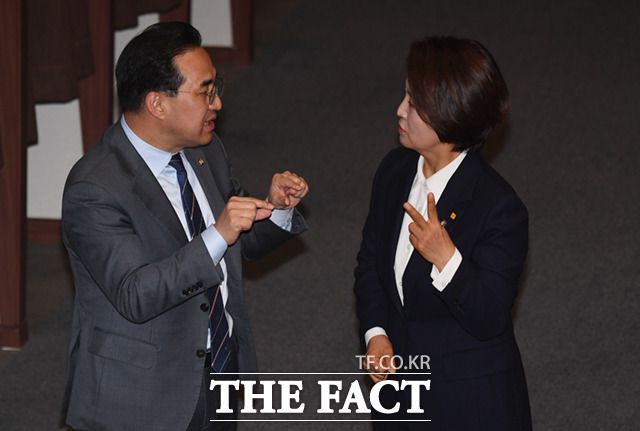 앞서 박 원내대표는 기자들과 만나 "임시회 일정을 계산하고, 따지면서 거기에 맞추는 것은 온당하지 않다"며 "국회법에는 3월 국회를 연다, 그리고 1일 개의한다고 돼 있다"고 밝혔다.