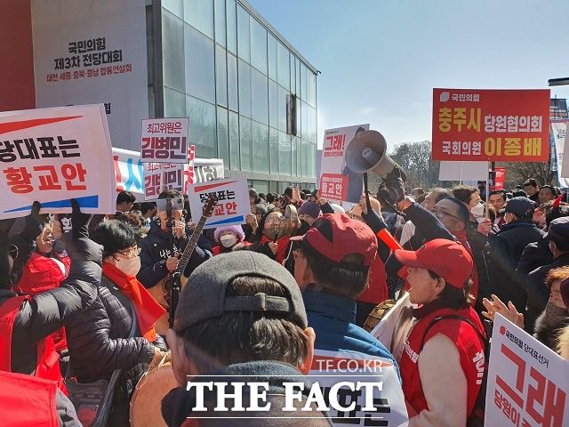 21일 오후 대전 동구 대전대학교 맥센터에서 열린 국민의힘 제3차 전당대회 대전·세종·충북·충남 지역 합동연설회장은 각 후보를 지지하는 당원과 지지자들로 북새통을 이뤘다. 연설회장으로 진입하려는 사람들이 한꺼번에 몰리면서 안전사고 우려가 컸다. /신진환 기자