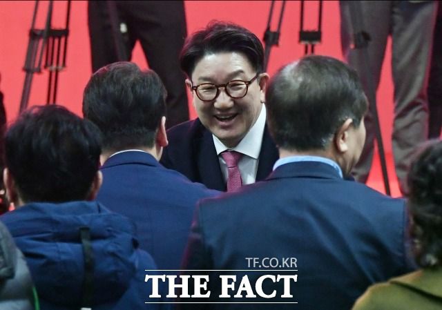 권성동 국민의힘 의원이 23일 오후 강원 홍천군 홍천종합체육관에서 열린 국민의힘 제3차 전당대회 강원 합동연설회에 참석해 안철수 당대표 후보와 인사하는 모습. 권 의원은 지지하는 후보는 없다고 단언했다. /이새롬 기자