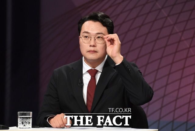 천하람 국민의힘 당대표 후보가 22일 서울 여의도 KBS 본관에서 TV토론회에 참석한 모습. 이날 천 후보가 황 후보와 연대하는 듯한 모습을 보이자, 김 후보는 불쾌감을 드러냈다. /이새롬 기자