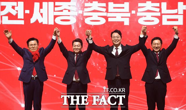 황교안, 안철수, 천하람, 김기현 국민의힘 당대표 후보(왼쪽부터)가 21일 오후 대전 동구 대전대학교 맥센터에서 열린 국민의힘 제3차 전당대회 대전·세종·충북·충남 지역 합동연설회에서 기념촬영을 하는 모습. /이새롬 기자