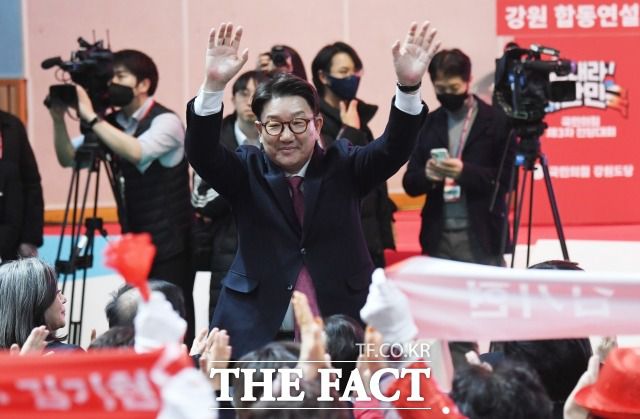 '당대표 불출마'를 선언하고 잠행을 이어가던 '윤핵관' 권성동 의원이 23일 강원 홍천군 홍천종합체육관에서 열린 국민의힘 제3차 전당대회 강원 합동연설회에 참석했다. 권 의원이 당원들을 향해 인사하는 모습. /이새롬 기자