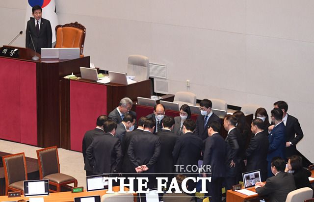 27일 오후 서울 여의도 국회 본회의장에서 열린 본회의에서 이재명 더불어민주당 대표의 체포동의안 표결에서 감표 도중 나온 '부'자의 글씨체를 놓고 감표 의원들이 의논하고 있다.