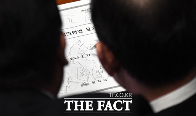 주호영 국민의힘 원내대표와 의원들이 27일 오후 서울 여의도 국회 본회의장에서 열린 본회의에서 이재명 더불어민주당 대표의 체포동의안 표결에서 감표 도중 나온 '부'자의 글씨체를 놓고 의논하고 있다.