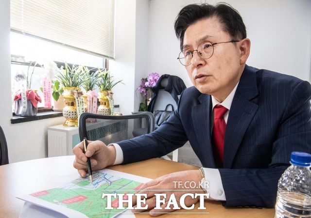 황 후보가 김기현 후보의 울산 땅투기 의혹을 설명하고 있다. 황 후보는 김 후보의 수사의뢰에 대해 "당당하면 나를 고소하라"고 맞받았다. /이동률 기자