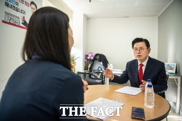 지난달 27일 황 후보가 <더팩트>와 인터뷰에서 질문에 답변하는 모습. /이동률 기자