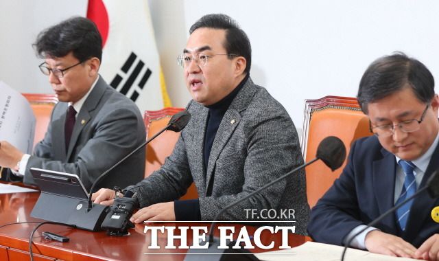 박홍근 더불어민주당 원내대표(가운데) 2일 윤석열 대통령의 삼일절 기념사에 대해 혹평했다. 이날 오전 서울 여의도 국회에서 정책조정회의에서 발언하는 박 원내대표. /뉴시스