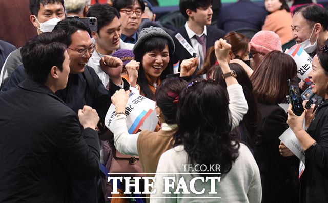 천하람 국민의힘 당대표 후보가 2일 오후 경기 고양종합체육관에서 열린 국민의힘 제3차 전당대회 서울·인천·경기 합동연설회에서 지지자들과 인사하고 있다. /고양=이새롬 기자