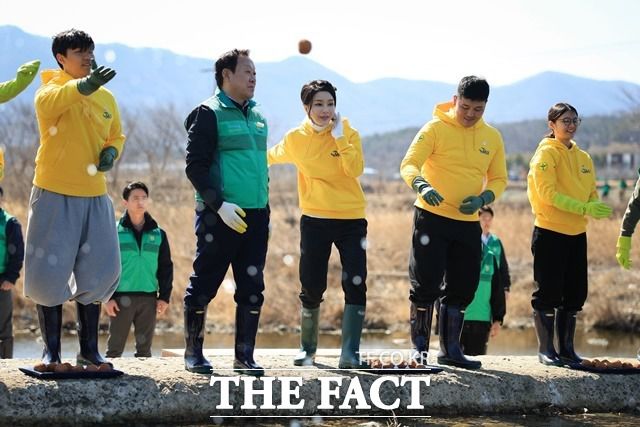 김건희 여사가 3일 경북 포항 기계면 기계천 인근에서 '우리 바다, 우리 강 살리기' 환경정화 활동에 참여해 수질정화를 돕는 EM 흙공을 하천에 던지고 있다. /대통령실