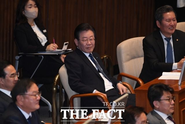 이 대표는 3일 있을 공직선거법 위반 혐의 첫 법원 출석을 앞두고 있어 공개 일정 없이 재판 준비를 한 것으로 알려졌다. 지난달 27일 체포동의안 표결 당시 이 대표. /이새롬 기자