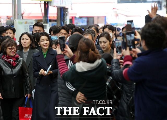 김건희 여사가 3일 경북 포항 죽도시장을 방문해 상인 및 시민들과 인사하고 있다. /뉴시스
