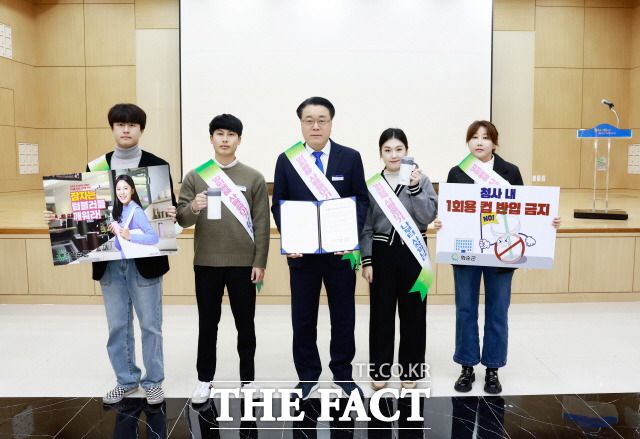 화순군은 3월 정례회의에서 공직자들이 다함께 1회용품 사용 안하기 다짐 실천 서약을 했다고 3일 밝혔다. 사진은 서약식을 진행 후 서약서와 함께 ‘1회 용품 ZERO청사 만들기 캠페인’ 홍보 피켓을 들고 기념촬영하고 있다./화순군