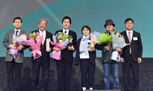 김신영(오른쪽에서 세번째)이 최근 팔에 보호대를 착용하고 공개석상에 등장해 눈길을 끌었다. KBS '공영방송 50주년 기념식에 참석한 ​김신영은 소감 발표에 앞서 '전국 노래자랑'을 큰 소리로 외쳤다. /KBS