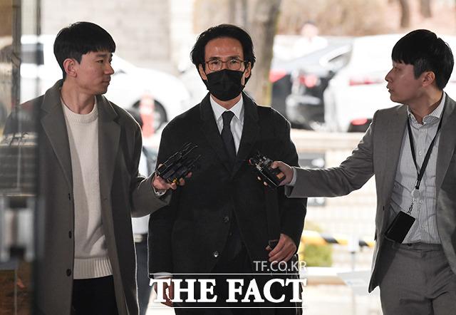 조현범 회장이 법원에 출석하며 취재진의 질문을 받고 있다. 이날 조현범 회장은 "심경이 어떠냐" 등 취재진의 질문에 아무런 답을 하지 않았다. /박헌우 기자