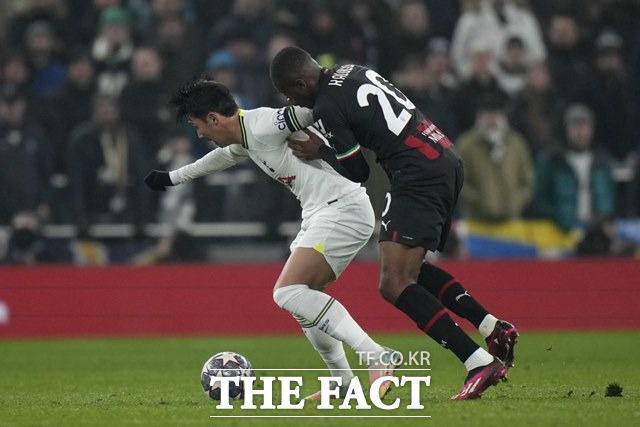 AC밀란의 집중 견제를 받고 있는 손흥민./런던=AP.뉴시스