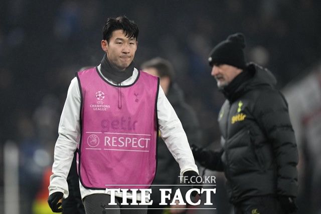 경기전 승리를 다짐하면 몸을 풀고 있는 손흥민./런던=AP.뉴시스