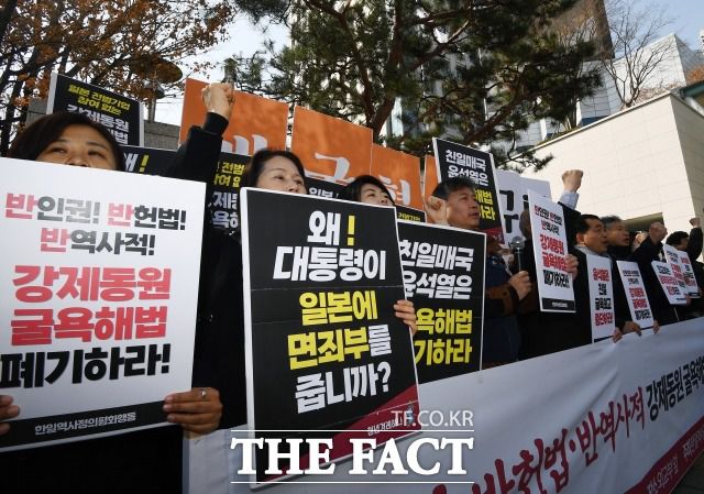 대통령실이 일제강점기 강제동원 피해자들을 만나 설득하고 일본의 실질적이고 호혜적인 조치를 촉구할 필요성이 제기된다. 지난 6일 한일역사정의평화행동 회원들이 외교부 청사 앞에서 정부의 일제 강제동원 피해배상 해법 발표 관련 규탄 기자회견을 하는 모습. /이동률 기자