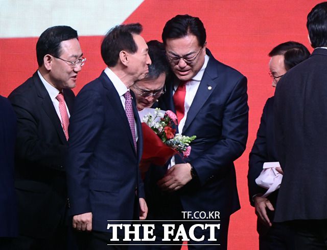 탈북자 출신 태영호 국민의힘 의원이 지난 8일 경기도 일산 킨텍스에서 열린 전당대회에서 최고위원으로 선출됐다. 정진석 당시 비상대책위원장과 포옹한 채 감격의 눈물을 흘리는 모습. /이새롬 기자