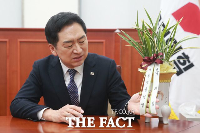 김기현 국민의힘 신임 당대표가 9일 오전 서울 여의도 국회에서 이진복 대통령실 정무수석에게 전달받은 윤석열 대통령의 축하난을 바라보고 있다./이새롬 기자