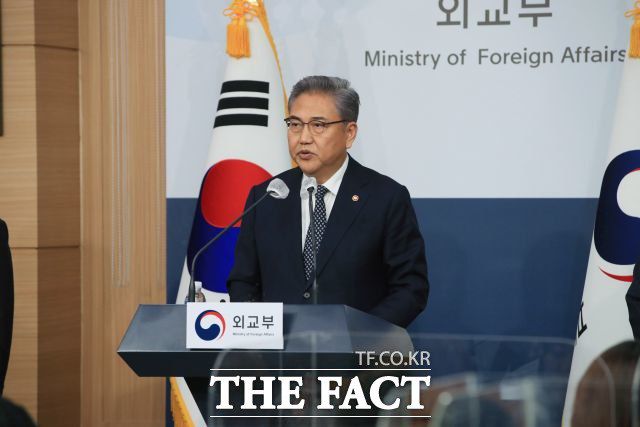 외교부는 지난 6일 일본 기업 대신 한국 정부 산하의 '일제강제동원피해자지원재단'이 배상금 상당액을 원고에게 지급하는 제3자 변제안을 발표했다. 박 장관이 외교부에서 일제 강제동원 피해배상 해법을 발표하는 모습. /이동률 기자