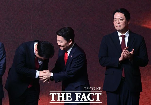 김기현 국민의힘 당대표 후보가 8일 오후 경기도 일산 킨텍스에서 열린 국민의힘 제3차 전당대회에서 국민의힘 당대표로 선출된 뒤 안철수 후보의 축하 인사를 받고 있다./이새롬 기자