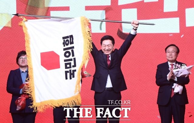 김기현 신임 국민의힘 당대표가 8일 경기 고양시 킨텍스에서 열린 제3차 전당대회에서 당기를 든 모습. 그는 당선 직후 기자들과 만나 향후 민생행보를 예고했다. /이새롬 기자