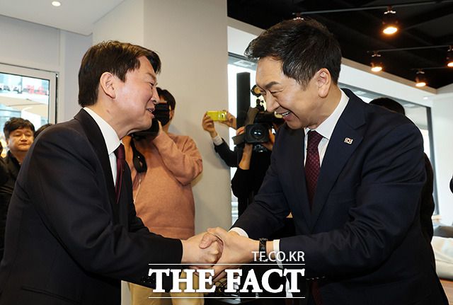 국민의힘 김기현 대표가 13일 오후 서울 여의도 국회 인근 카페에서 안철수 의원과 만나 악수하고 있다