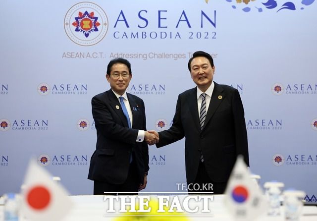 지난해 11월 13일 윤석열 대통령이 캄보디아 프놈펜의 한 호텔에서 기시다 후미오 일본 총리와 한일 정상회담에 앞서 악수를 하는 모습. /뉴시스
