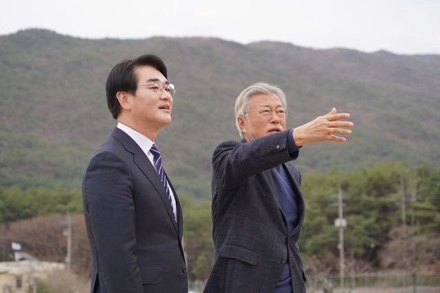 박용진 의원은 "(문재인 전 대통령이)정치에서 중요한 것은 어려움을 극복해가는 모습이라고 조언했다"고 전했다. /박용진 의원 페이스북