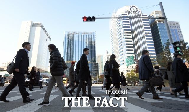 정부는 현행 '주 52시간제'를 개편해 1주일 최대 근로시간을 늘리는 방안을 논의 중이다. /이선화 기자