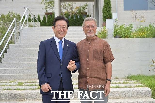 이 대표 거취 문제를 당이 확실히 매듭짓지 못하면서 이에 대한 문재인 전 대통령 전언 논란도 일었다. 지난해 8월 29일 공식일정 첫날 문재인 전 대통령을 예방해 기념 사진 촬영한 이 대표. /민주당 제공