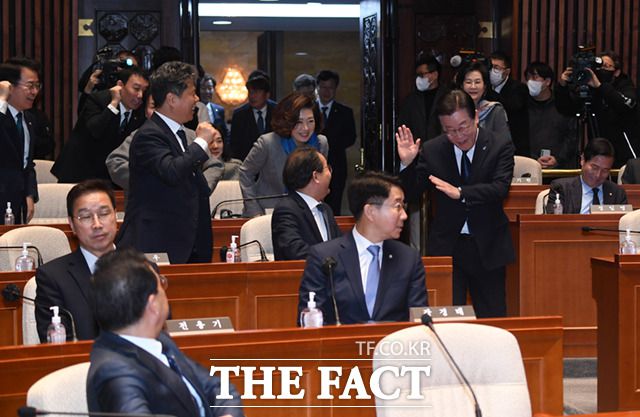 당내 의원들은 우선 이 대표의 진정성 있는 쇄신안을 살펴보고, 향후 거취 문제를 추가 논의할 수 있다는 의견이 다수인 것으로 알려졌다. 지난 2월 이 대표의 체포동의안 표결 본회의를 앞두고 열린 의원총회에 참석, 일부 의원들의 응원에 손사레를 치고 있는 이 대표. /이새롬 기자